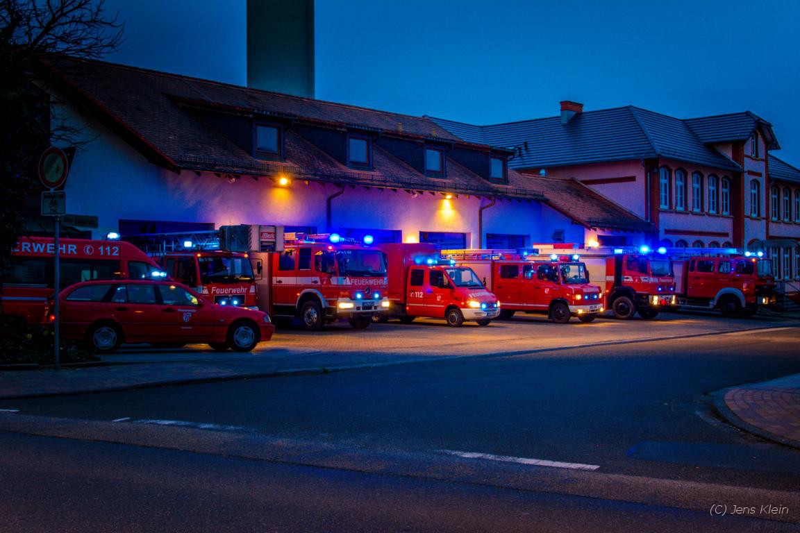 Fahrzeuge_Halle_nacht